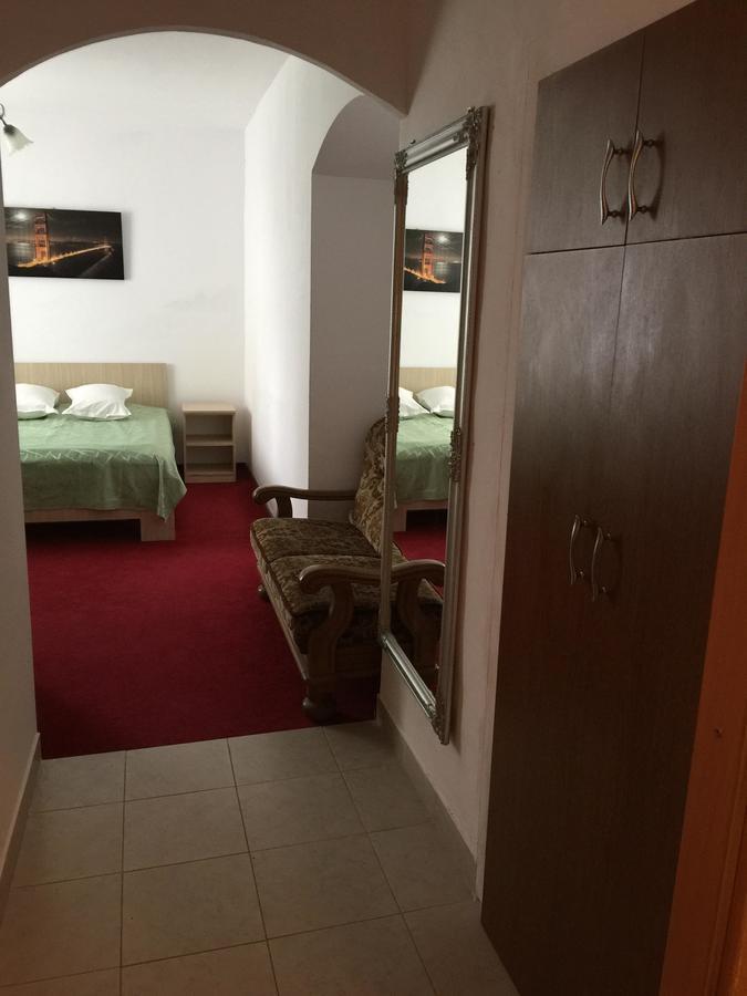 Hotel Rares Botoşani エクステリア 写真