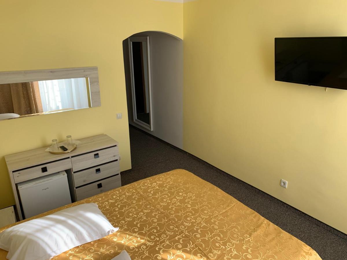 Hotel Rares Botoşani エクステリア 写真