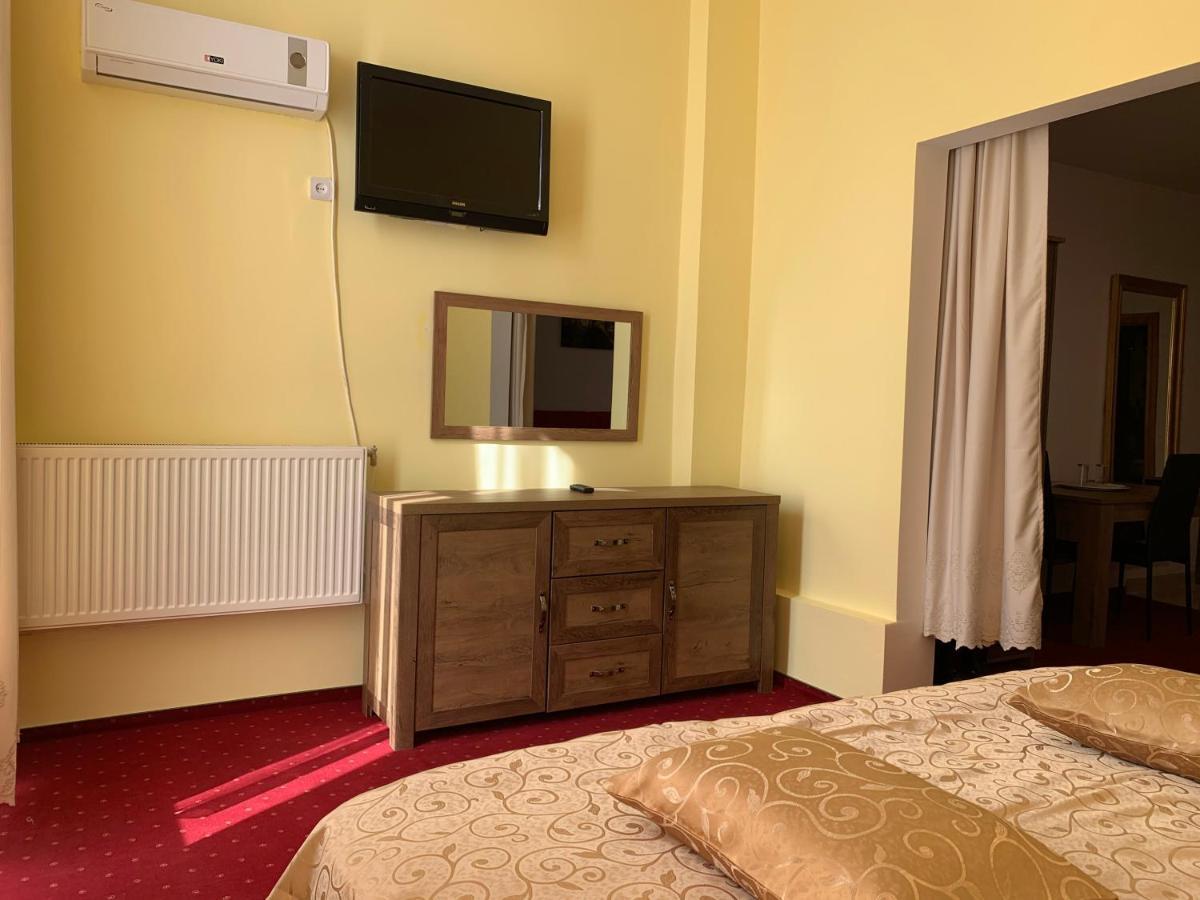 Hotel Rares Botoşani エクステリア 写真