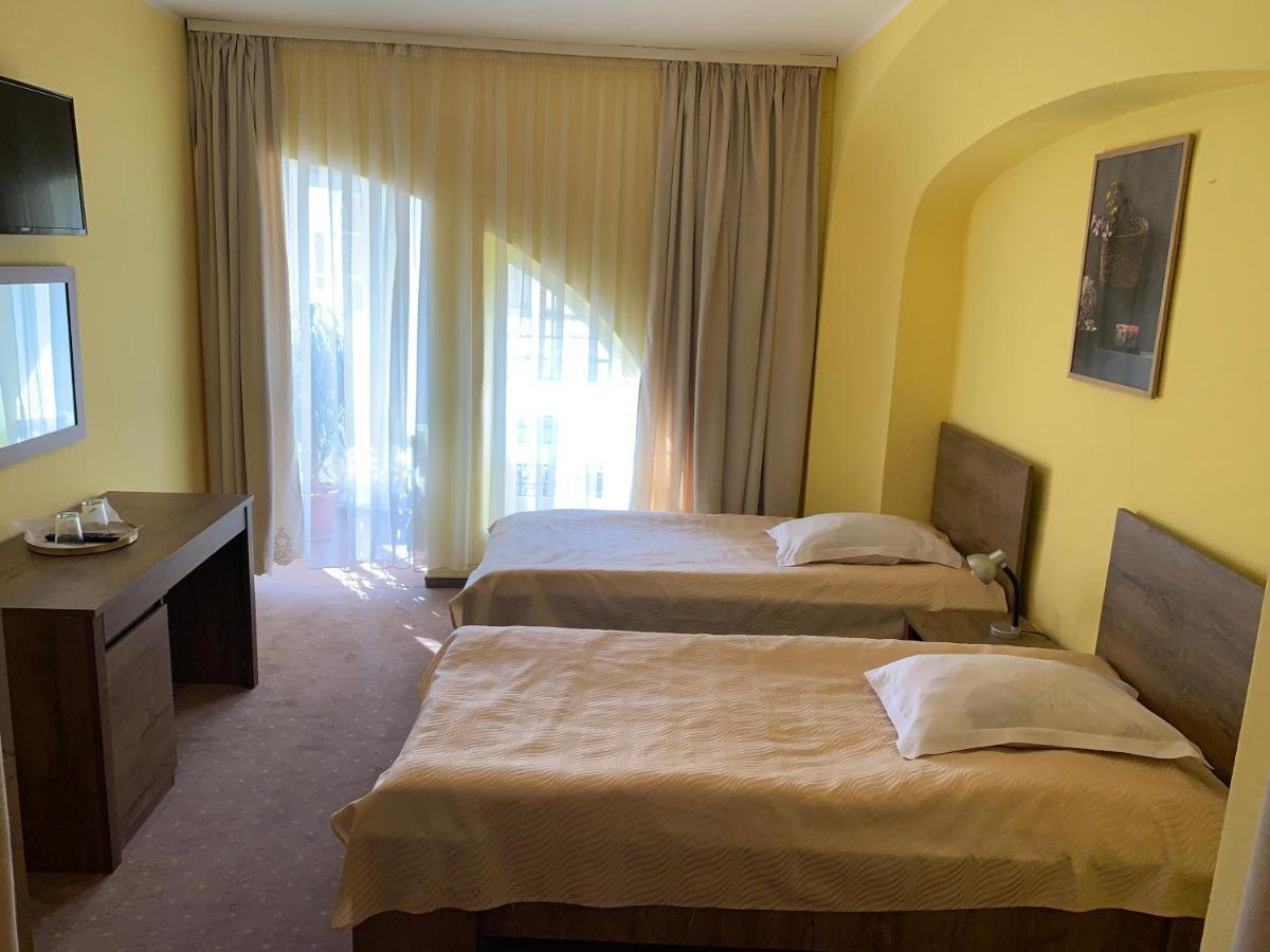 Hotel Rares Botoşani エクステリア 写真